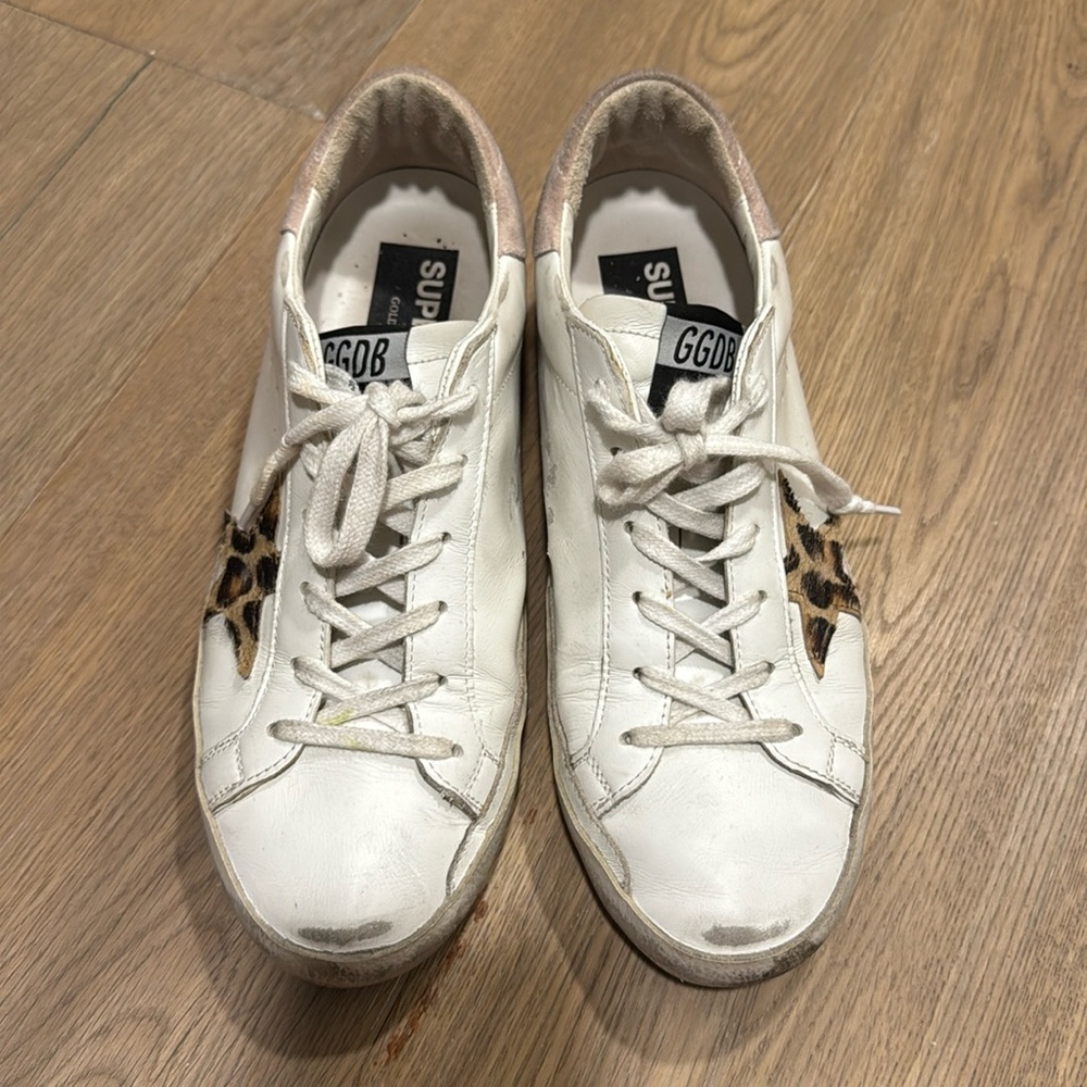 Golden goose superstar 100% authentic 
Size 40